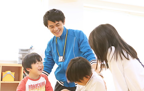 集団の中で、笑顔で楽しみながら友達や指導員との関わり方やルールやマナーを学べるようにしています
